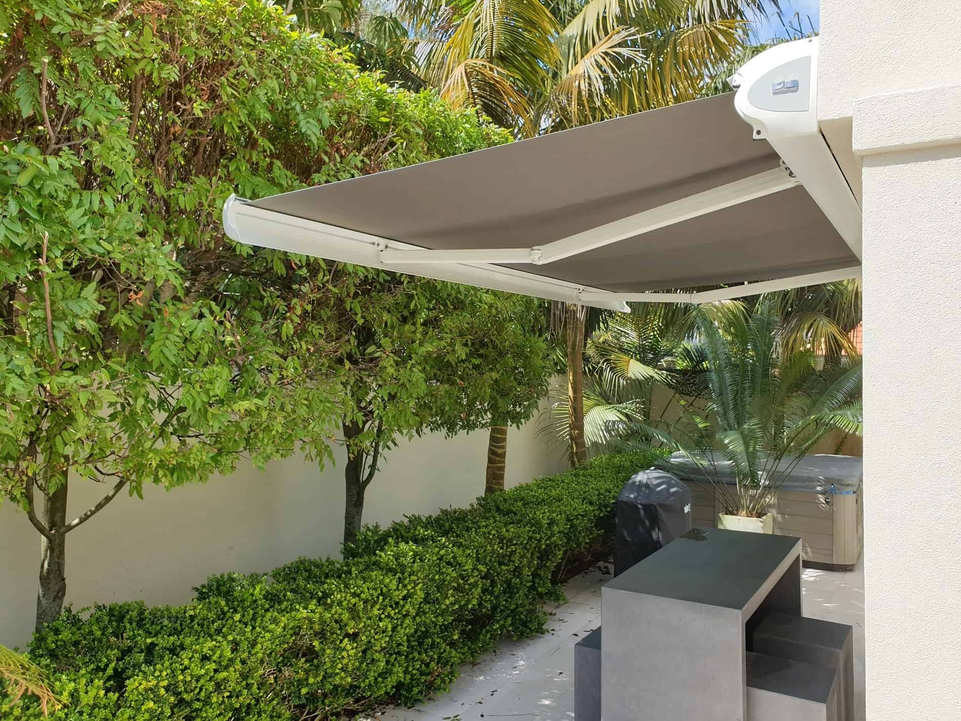 Different types of retractable awnings available from Dubai Blind